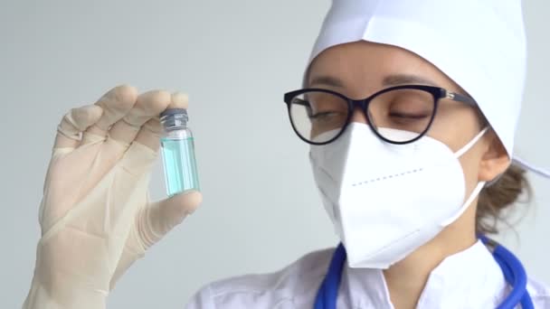 Infektionsläkare visar COVID 19 vaccin för förebyggande, immunisering och behandling av nya koronavirusinfektioner. Medicintekniska koncept — Stockvideo