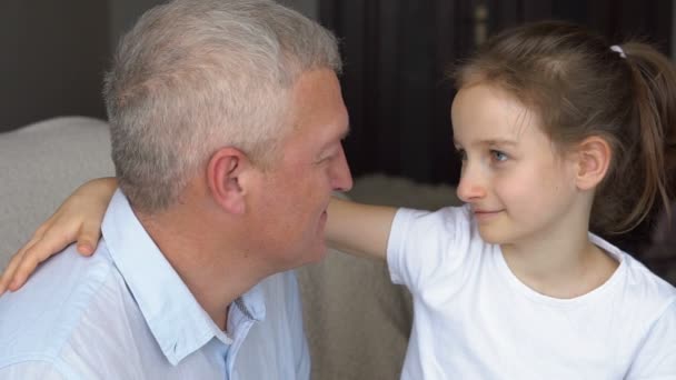 Stilig far och söt dotter tittar på varandra, lycklig familj, samhörighet, fäder dag begrepp — Stockvideo