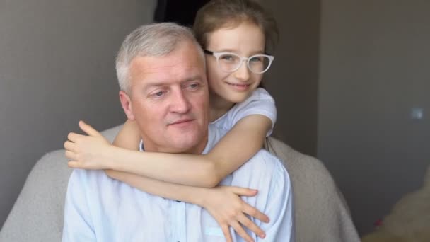 Potret keluarga ayah yang dewasa dan putri pirang kecil berpelukan di rumah sambil merayakan hari ayah — Stok Video