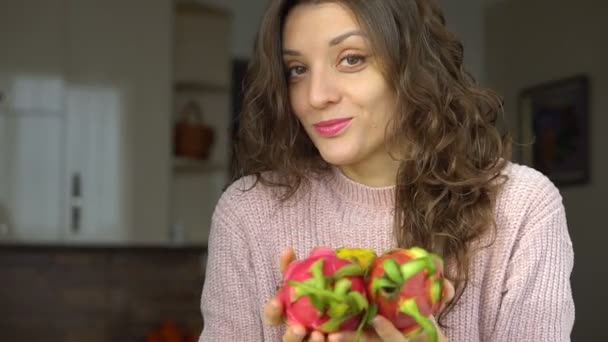 Jeune fille tient deux fruits du dragon biologiques mûrs frais ou pitaya, pitahaya. Fruits exotiques, concept de saine alimentation — Video