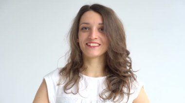 Kalp şeklinde pembe konfetiyle beyaz elbiseli güzel bir esmer. Neşeli, Sevgililer Günü konsepti