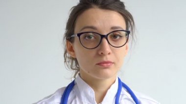 Kadın doktor, bazı tıbbi manipülasyonlar ve aşılardan sonra beyaz arka plana izole edilmiş koruyucu mavi eldivenleri erteliyor..