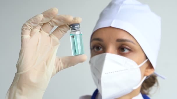 Infectieuze arts tonen COVID 19 vaccin voor preventie, immunisatie en behandeling van nieuwe corona virus infectie. Begrip medische technologie — Stockvideo