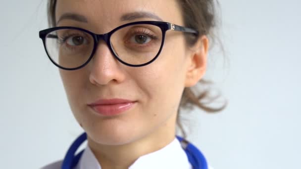 La doctora está posponiendo guantes azules protectores aislados sobre fondo blanco después de algunas manipulaciones médicas, vacunación. — Vídeos de Stock