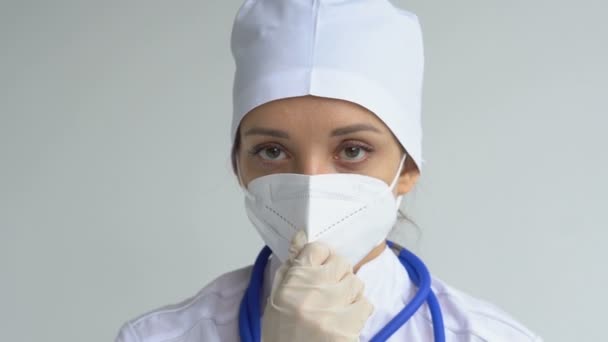 Kvinna läkare skjuter upp skyddande blå handskar isolerad på vit bakgrund efter vissa medicinska manipulationer, vaccination. — Stockvideo
