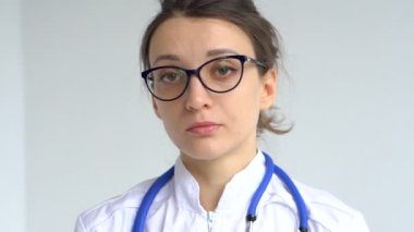 Kadın doktor, bazı tıbbi manipülasyonlar ve aşılardan sonra beyaz arka plana izole edilmiş koruyucu mavi eldivenleri erteliyor..