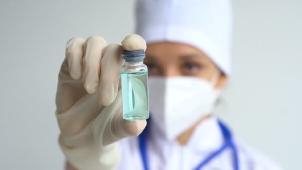 Λοιμώδης γιατρός δείχνει εμβόλιο COVID 19 για την πρόληψη, ανοσοποίηση και θεραπεία για νέα λοίμωξη από τον ιό του στέμματος. Έννοια ιατρικής τεχνολογίας — Αρχείο Βίντεο