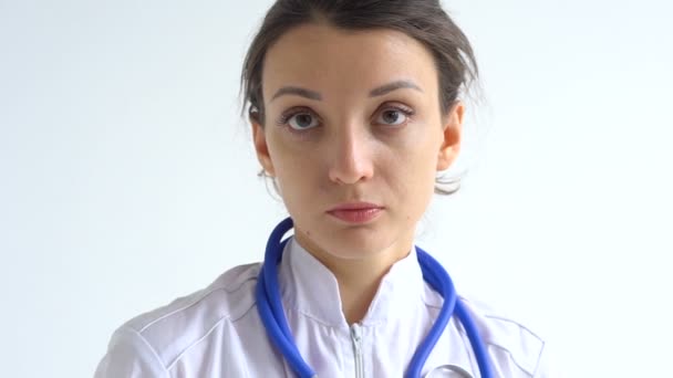 Ärztin zieht nach einigen medizinischen Manipulationen blaue Schutzhandschuhe auf weißem Hintergrund aus, Impfung. — Stockvideo