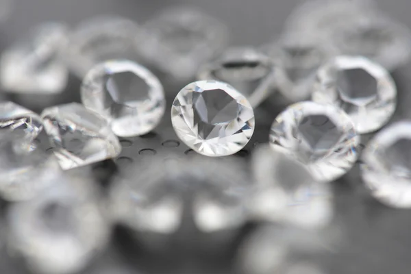 Close-up van diamanten verspreid over spons / rock oppervlak — Stockfoto