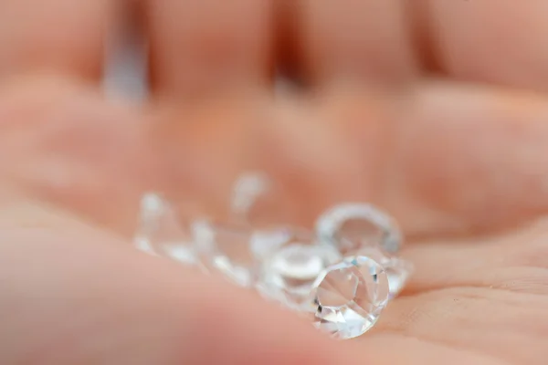 Diamantes no meio da palma da mão — Fotografia de Stock