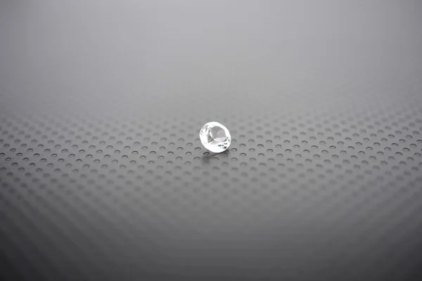Één diamant op high-tech oppervlak — Stockfoto