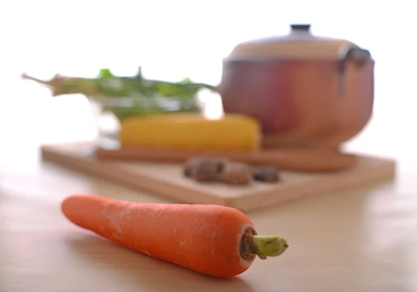 近距离的胡萝卜在制备厨房表视图 — 图库照片