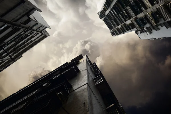 Hong kong konut fırtına bulutları ile düşük açılı görünüş — Stok fotoğraf