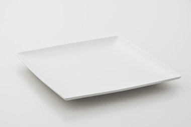 beyaz zemin üzerine porselen tabak