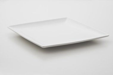 beyaz zemin üzerine porselen tabak