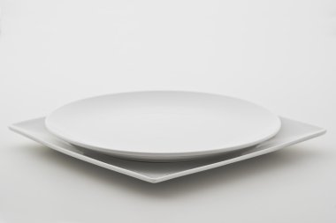 beyaz zemin üzerine porselen tabak