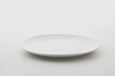 beyaz zemin üzerine porselen tabak