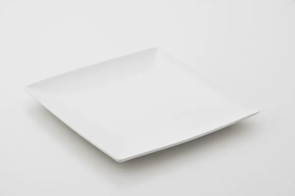 Piatto di porcellana su sfondo bianco — Foto Stock