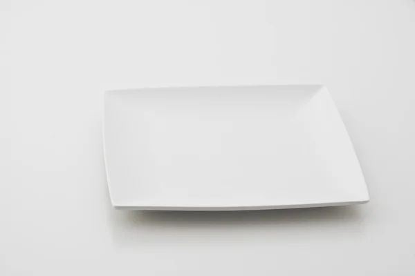 Assiette en porcelaine sur fond blanc — Photo