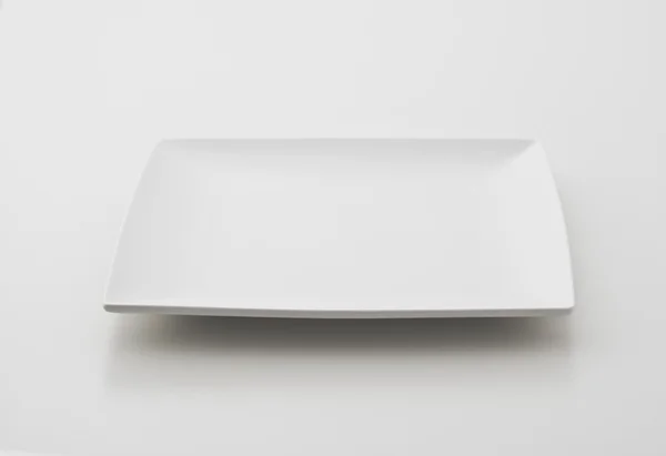 Placa de porcelana no fundo branco — Fotografia de Stock