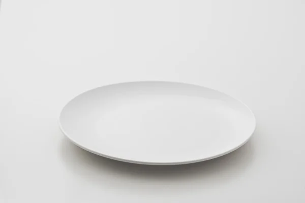 Assiette en porcelaine sur fond blanc — Photo