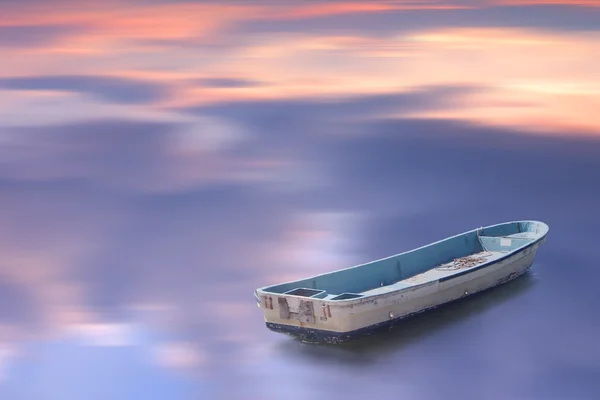Flüchtiger Moment - Boot auf stillem Wasser — Stockfoto