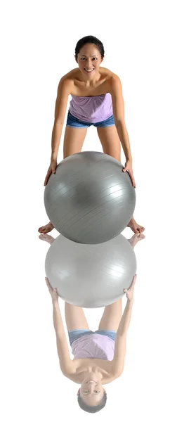 Asiatique chinois femme posant avec Gym Ball — Photo