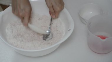 Asyalı Çinli kadın yemek ve pişirme