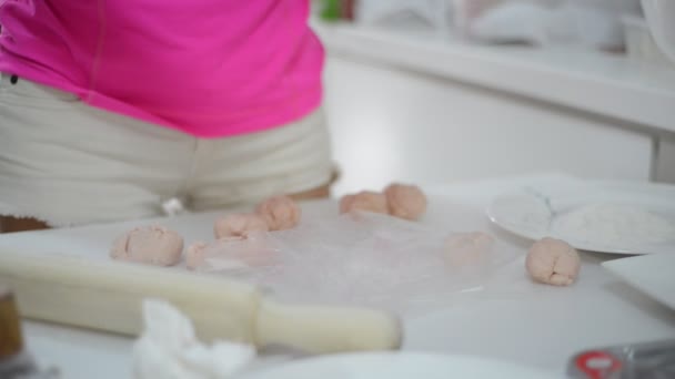 Aziatische chinese vrouw koken en bakken — Stockvideo