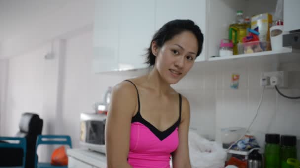 亚洲的中国女子，烹饪和烘烤 — 图库视频影像