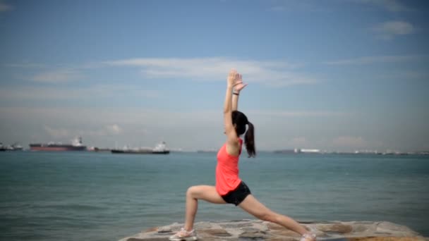 Asiática china mujer haciendo yoga por la playa — Vídeos de Stock