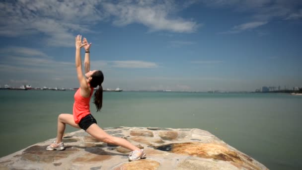 Asiática china mujer haciendo yoga por la playa — Vídeos de Stock