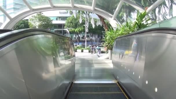 Вид от первого лица, идущий по Orchard Road, Сингапур — стоковое видео