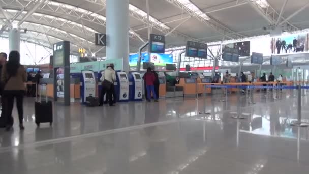 Redakce - letiště v Číně zaškrtnutí v terminálu — Stock video