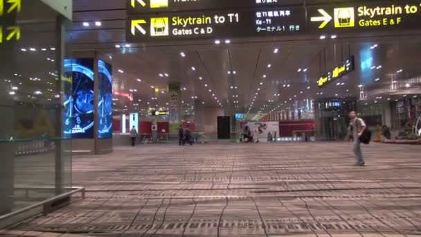 Interiér letiště changi v Singapuru — Stock video