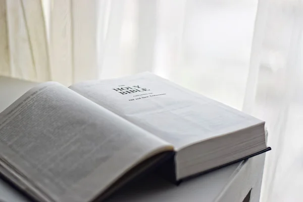 Biblia abierta y al lado de la ventana — Foto de Stock