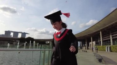 Mutlu çocuk yuvası mezuniyet fotoğrafı için poz veriyor Singapur 'da ağır çekim 4K