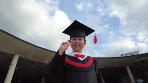 Jardim Infância Feliz Criança Posando Para Fotografia Formatura Livre Singapore — Vídeo de Stock