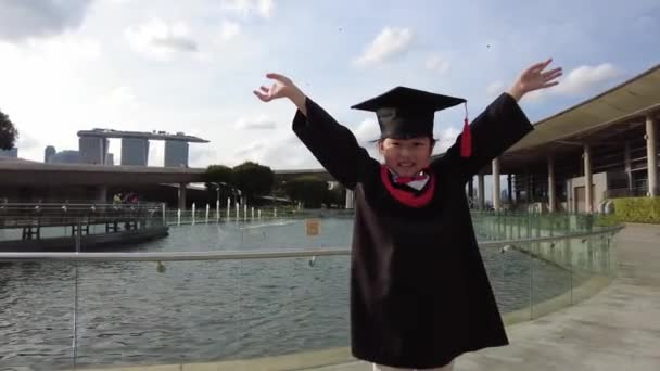 Niño Feliz Jardín Infantes Posando Para Graduación Fotografía Aire Libre — Vídeo de stock