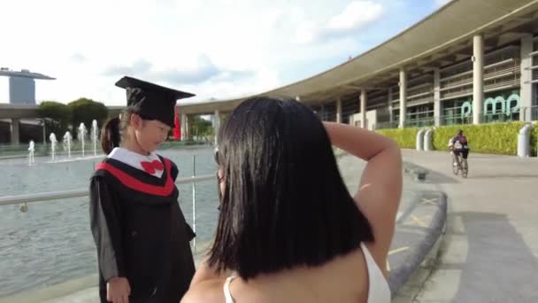 Jardim Infância Graduação Fotografia Singapore Pai Feliz Tirar Fotos — Vídeo de Stock