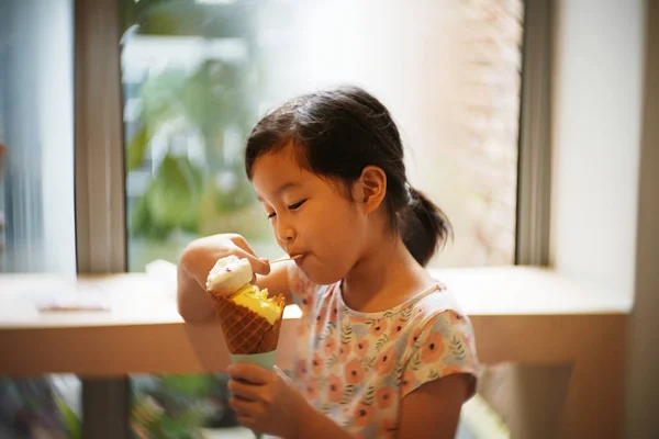 Adorabile Asiatico Cinese Ragazza Figlia Rimboccando Suo Gelato — Foto Stock