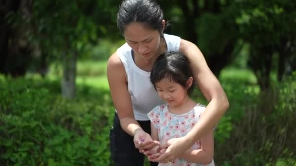 Asyalı Çinli Kız Anne Öğretmen Doğa Bitkileriyle Oynuyorlar — Stok video