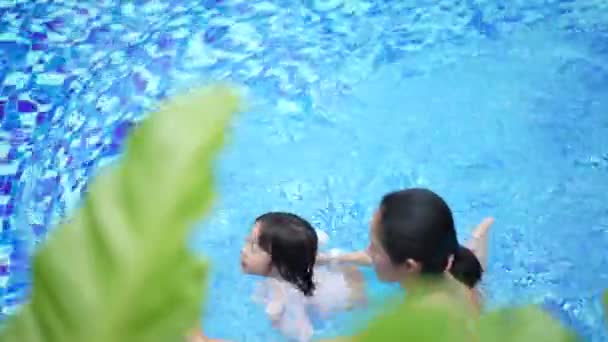 Asijské Číňanky Svobodný Rodič Matka Dítě Hrát Učit Bazénu — Stock video