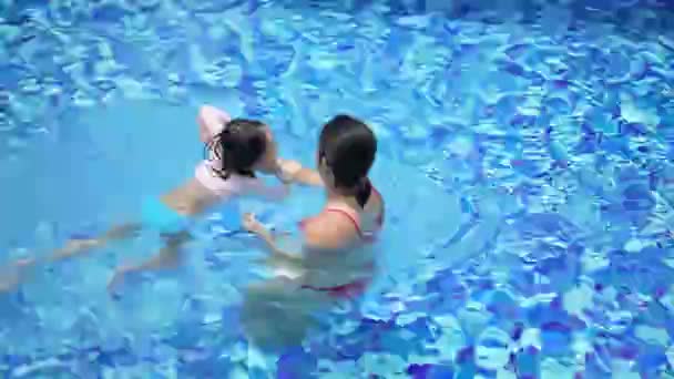 Asiatico Cinese Femmina Madre Bambino Imparare Nuotare Piscina — Video Stock