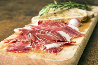 arka plan olarak tost ile İspanyolca jambon