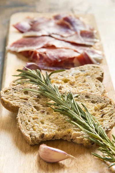 Spaanse ham met toast, focus op toast — Stockfoto