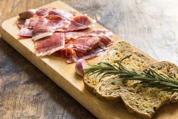 Spaanse ham met toast, focus op toast — Stockfoto