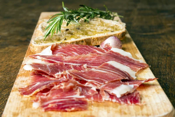 Spaanse ham met toast en rozemarijn — Stockfoto