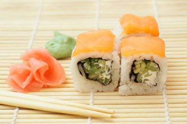 3 adet sushi bambu hasır üzerinde rulo