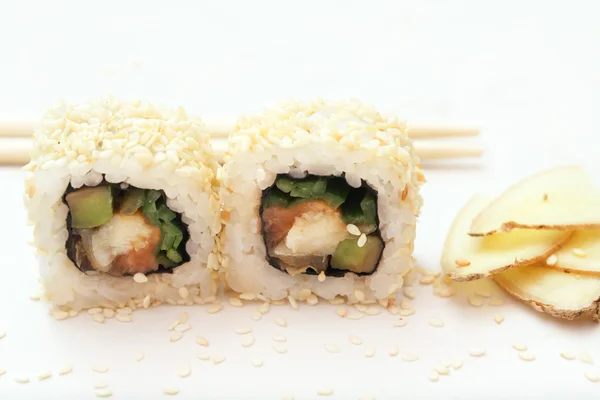 Rotolo di sushi al sesamo e zenzero — Foto Stock